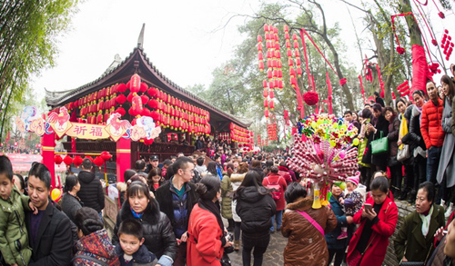 二十万人齐上阵拉"宝宝"248对 广汉保保节助推旅游"一箭双雕"